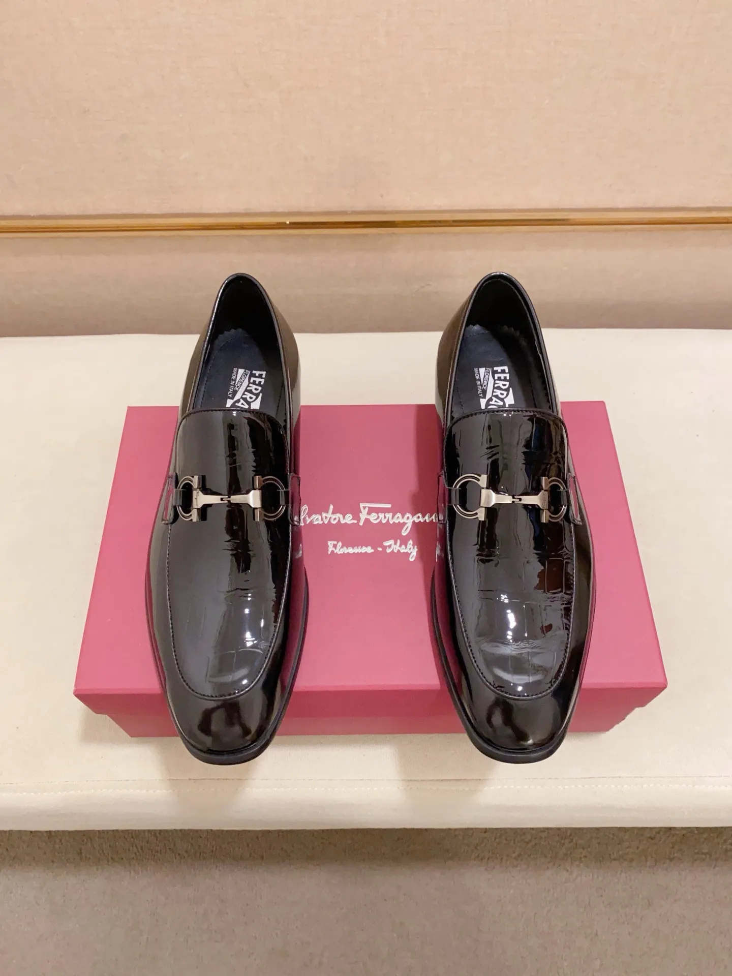 Men's shoes💰: 520💰 High version Ferragamo quality! 🆕🆕Exclusive hot-selling products in stock🔥🔥New products on the shelves, high-quality shoes, high-end driving shoes, with complete packaging! 💪 💪 Material: imported patented cowhide 🐂 + imported high-quality water-dyed cowhide lining + wear-resistant outsole 👍🏻👍🏻 Features: high-end and comfortable, purely handmade 🚀 🚀 Create the perfect shoes that suit you best 🔥 🔥 Size: (38-44) Can be customized 45 non-returnable!